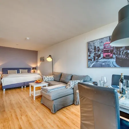 - Haus B, App 0b0812 *